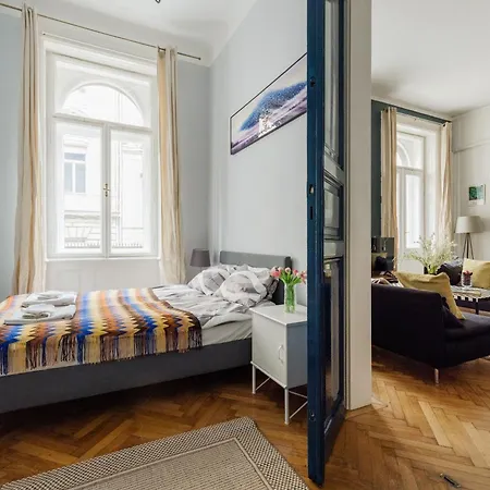 Bright & Grand With 4 Bedrooms By New York Cafe *