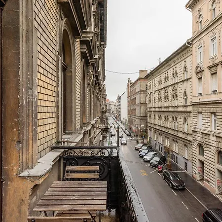 Bright & Grand With 4 Bedrooms By New York Cafe