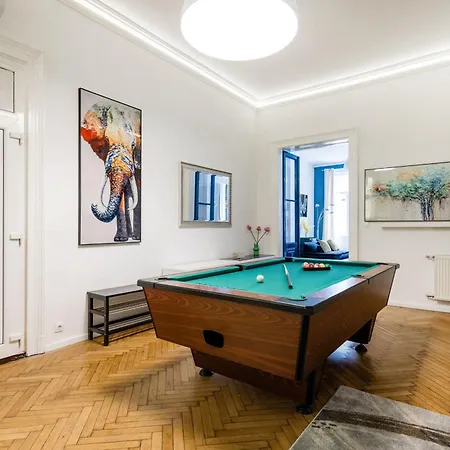 Apartment Bright & Grand With 4 Bedrooms By New York Cafe
