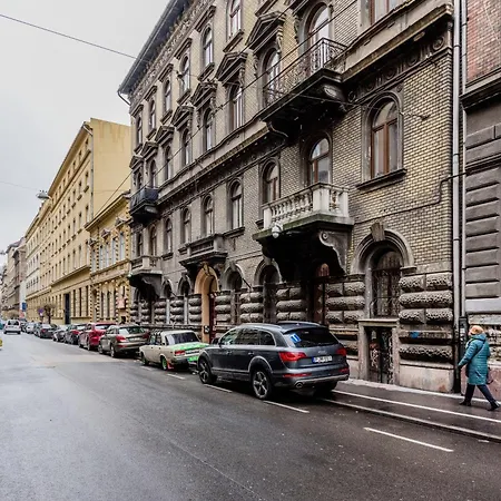 Bright & Grand With 4 Bedrooms By New York Cafe Apartment *