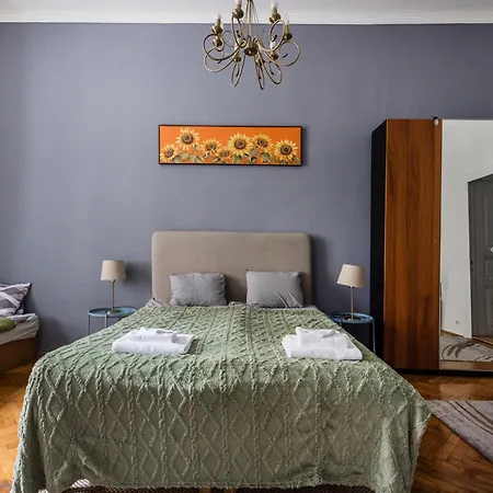 Apartment Bright & Grand With 4 Bedrooms By New York Cafe *