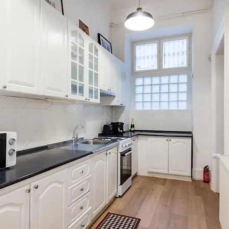 Bright & Grand With 4 Bedrooms By New York Cafe Apartment Budapest