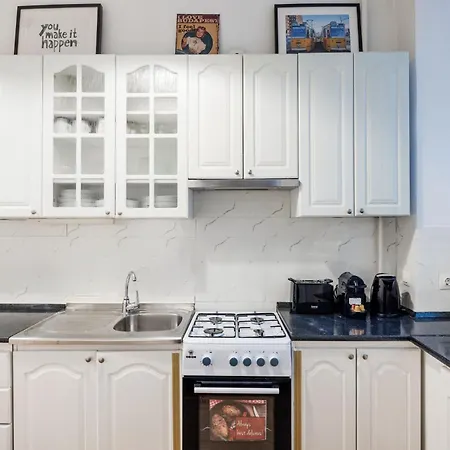 Apartment Bright & Grand With 4 Bedrooms By New York Cafe Budapest