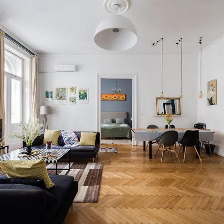 Bright & Grand With 4 Bedrooms By New York Cafe * Budapest