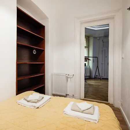 Bright & Grand With 4 Bedrooms By New York Cafe *