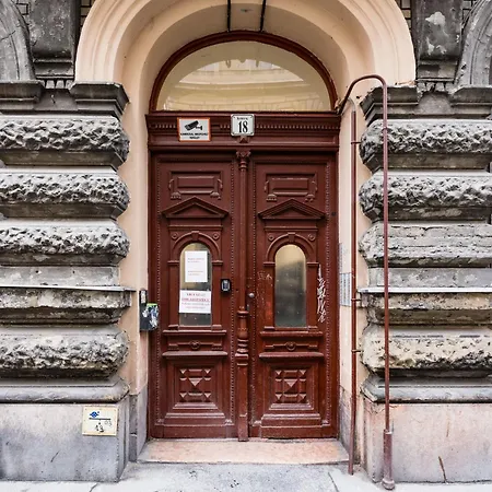 Apartment Bright & Grand With 4 Bedrooms By New York Cafe