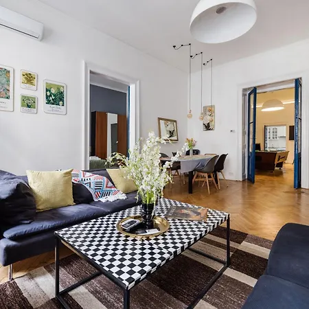 Apartment Bright & Grand With 4 Bedrooms By New York Cafe *