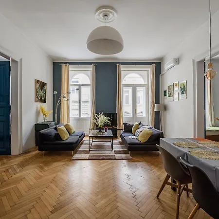 Apartment Bright & Grand With 4 Bedrooms By New York Cafe Budapest
