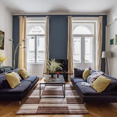Bright & Grand With 4 Bedrooms By New York Cafe