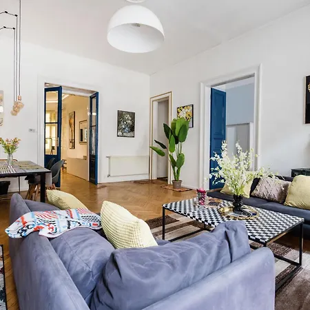 Apartment Bright & Grand With 4 Bedrooms By New York Cafe *