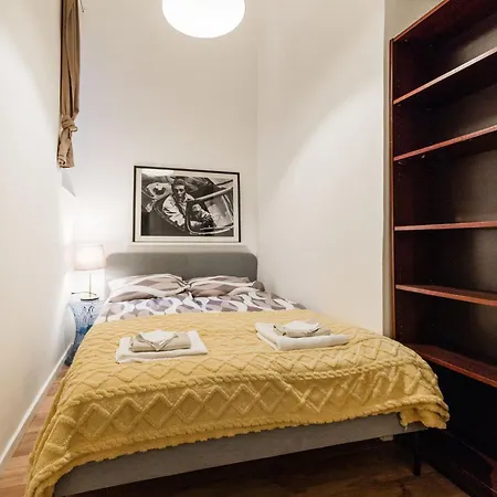 Apartment Bright & Grand With 4 Bedrooms By New York Cafe