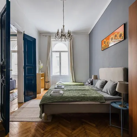 Apartment Bright & Grand With 4 Bedrooms By New York Cafe *