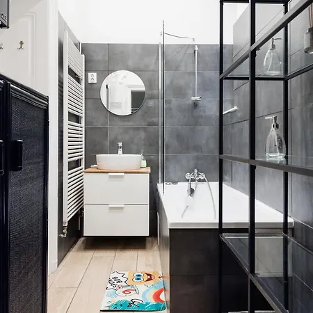 Bright & Grand With 4 Bedrooms By New York Cafe *