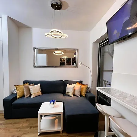 Luxe Central Studio With Pool, Parking & Ac *