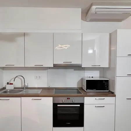 Luxe Studio With City Center Vibe