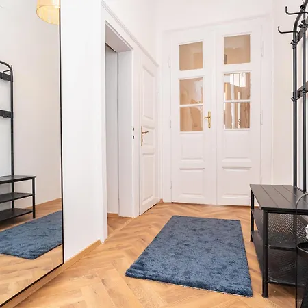 Apartment Gozsdu Court La Fontaine