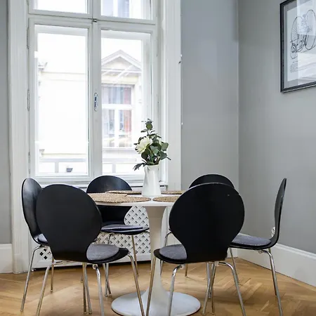 Spacious Victorian By Grand Boulevard Apartment *