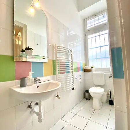 Free Parking + 4bdr + 3baths! + 5* Location *