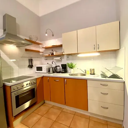 Free Parking + 4bdr + 3baths! + 5* Location * Budapest