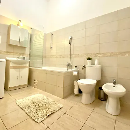 Free Parking + 4bdr + 3baths! + 5* Location