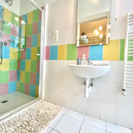 Free Parking + 4bdr + 3baths! + 5* Location Apartment
