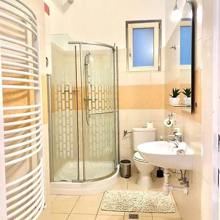 Apartment Free Parking + 4bdr + 3baths! + 5* Location