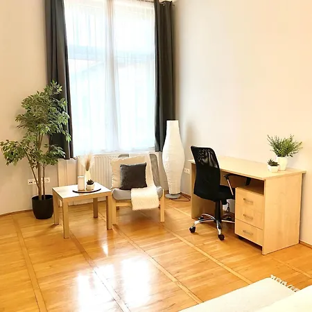Free Parking + 4bdr + 3baths! + 5* Location Apartment *