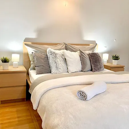 Apartment Free Parking + 4bdr + 3baths! + 5* Location *