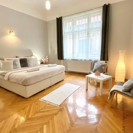 Appartement Free Parking + 4bdr + 3baths! + 5* Location Boedapest