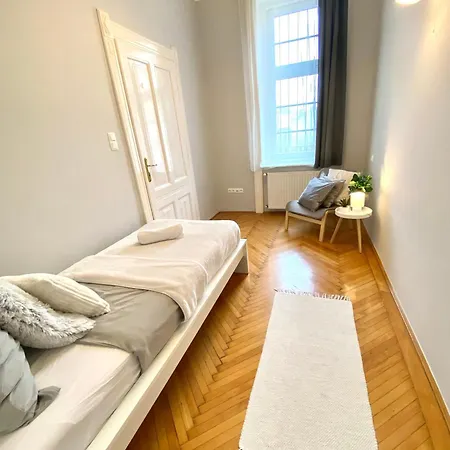 Free Parking + 4bdr + 3baths! + 5* Location Budapest