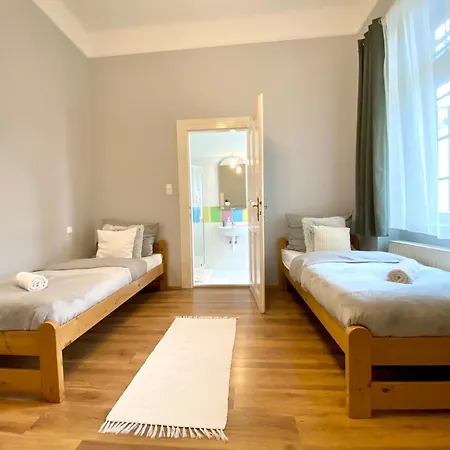 Free Parking + 4bdr + 3baths! + 5* Location * Budapest