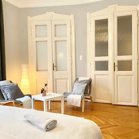 Apartment Free Parking + 4bdr + 3baths! + 5* Location