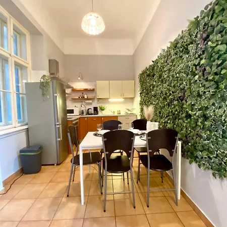 Free Parking + 4bdr + 3baths! + 5* Location Apartment *