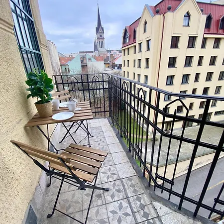 Apartment Free Parking + 4bdr + 3baths! + 5* Location *