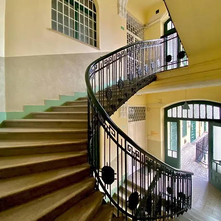 Apartment Free Parking + 4bdr + 3baths! + 5* Location Budapest