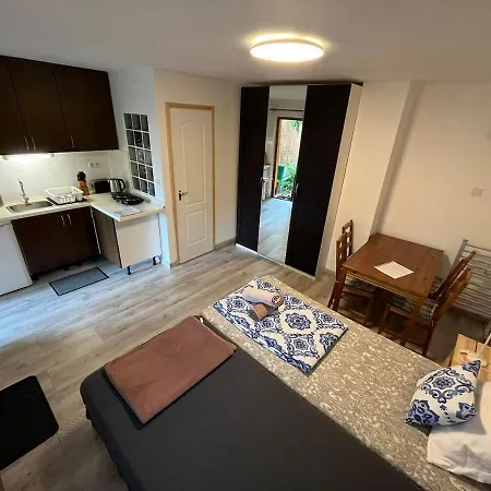 Ujkishaz - * Budapest