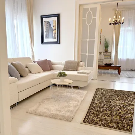 Elegant 125m2 In Center Of דירה