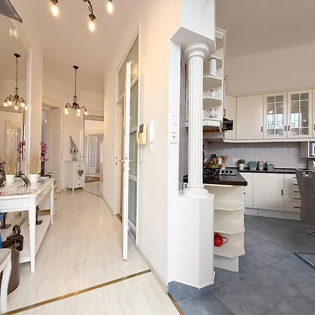 Elegant 125m2 In Center Of בודפשט