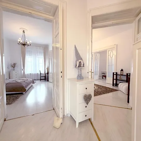 Elegant 125m2 In Center Of דירה