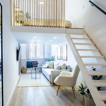 - Modern - Superb Style Apartment *