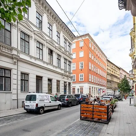 Charming Cozy Downtown Heaven For 2 Budapest