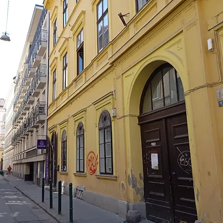 Operahouse Hostel *