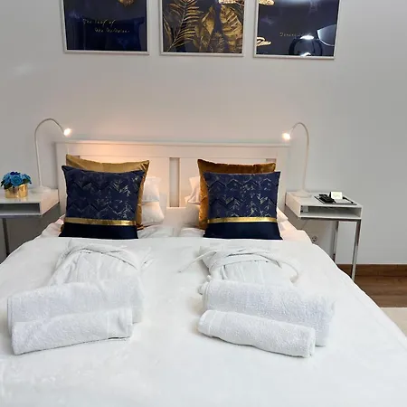 Luxe Studio With City Center Vibe