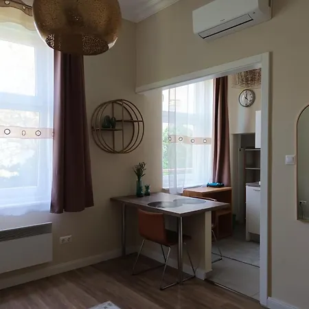 Hilltop Garden Apartment *