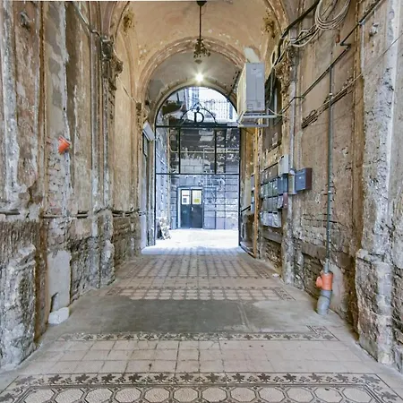 Apartment Madman's Labyrinth By Nw Budapest