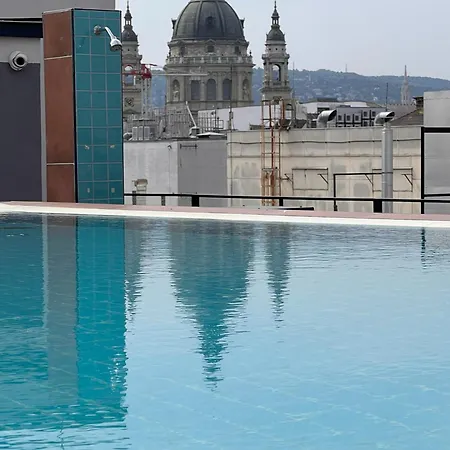 Luxe With Pool, Parking & Ac Apartament