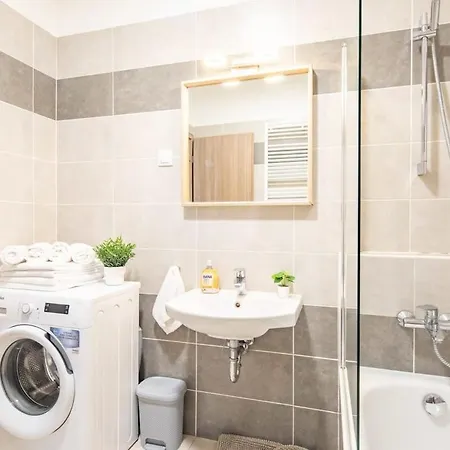 Modern And Sunny With Balcony Apartment Budapest