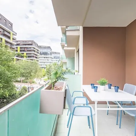 Apartment Modern And Sunny With Balcony *