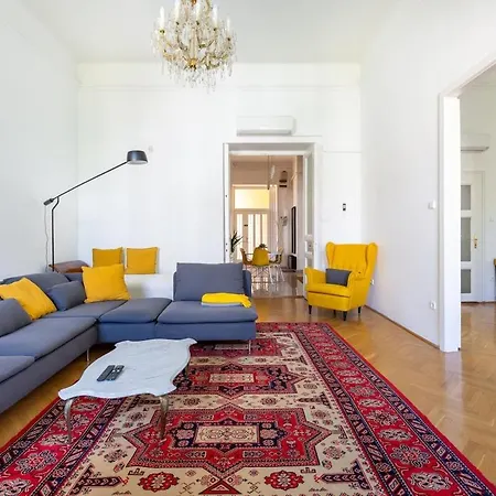 Museum Avenue 2-br Budapest