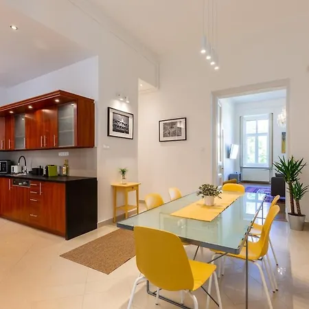 Museum Avenue 2-br * Budapest